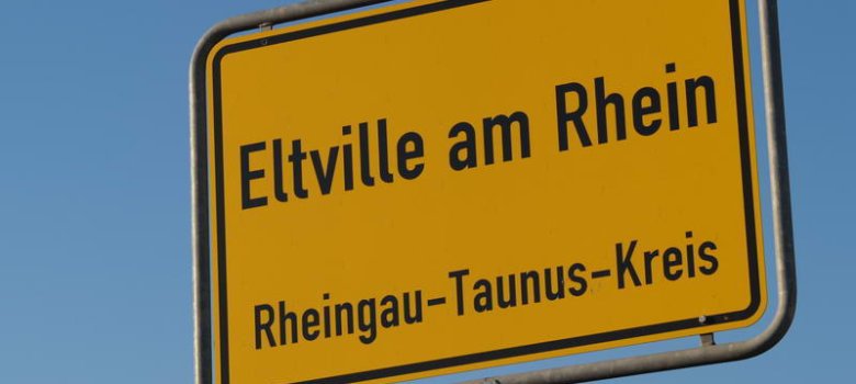 Das Ortsschild der Stadt Eltville am Rhein.