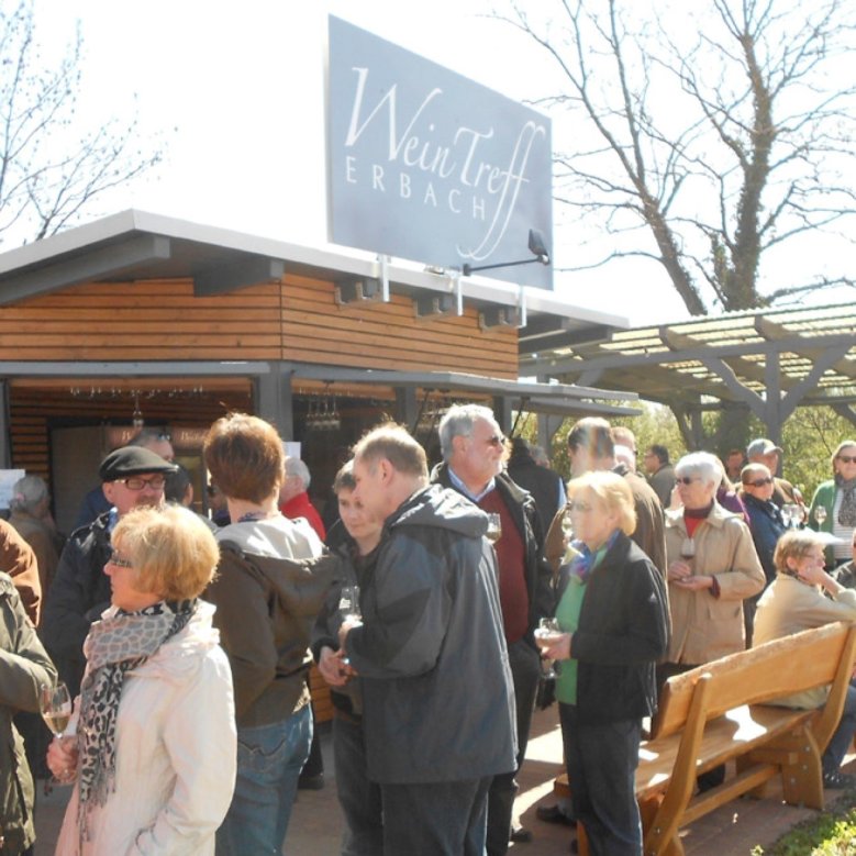 Zahlreiche Besucher stehen mit Weingläsern am Weintreff in Erbach.