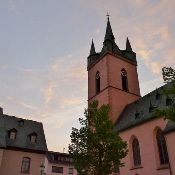 Pfarrkirche St. Antonius Eremita im Abendrot.