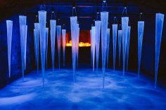 Im Kunstkeller in Hattenheim findet sich zeitgenössische Kunst aus Installationen, Lichtobjekten, Malerei und Skulpturen international bekannter Künstler. Eine Lichtinstallation aus blau leuchtenden Zapfen hängt von der Decke im Kunstkeller.