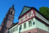 Die "gemeine" Schule wurde einst auf dem Kirchenhügel errichtet. Die "alte Schule" in Eltville, ein Fachwerkhaus direkt neben der Kirche.
