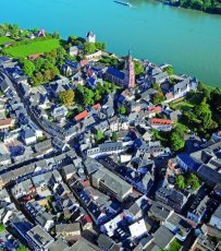 Eltvilles Altstadt von oben betrachtet, im Hintergrund liegt der Rhein.