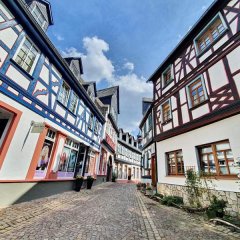Eine Straße mit Fachwerkhäusern und Kopfsteinflaster in der Eltviller Altstadt.