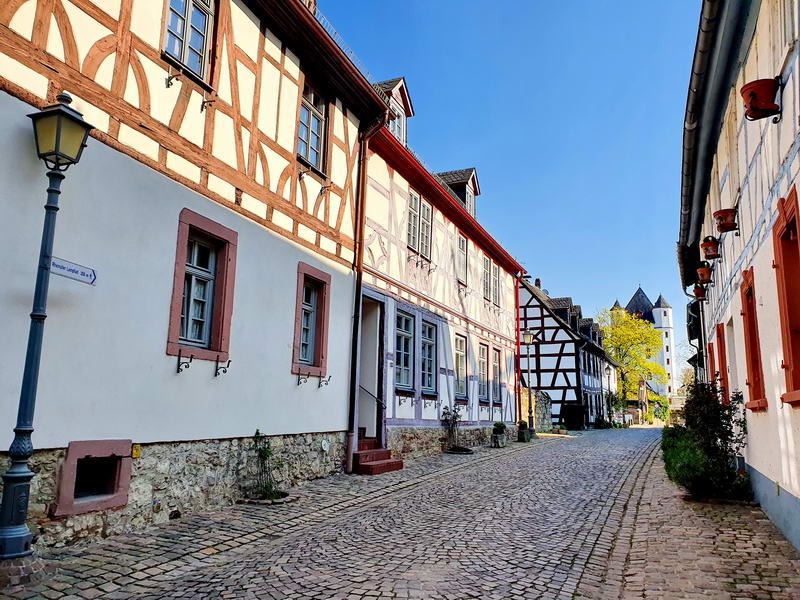 Blick von der Burgstraße mit Kpfsteinflaster und Fachwerkhäusern in Richtung Kurfürstliche Burg.
