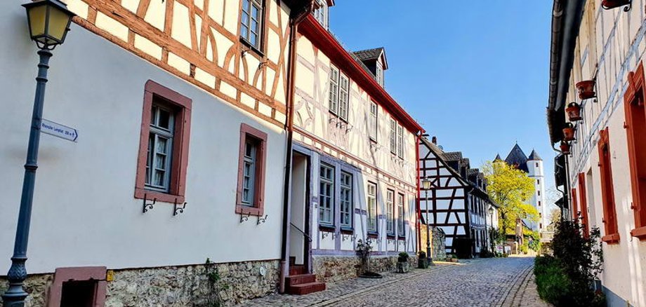Blick von der Burgstraße mit Kpfsteinflaster und Fachwerkhäusern in Richtung Kurfürstliche Burg.