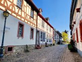 Die Burgstraße führt in Richtung Kurfürstliche Burg. Blick von der Burgstraße mit Kpfsteinflaster und Fachwerkhäusern in Richtung Kurfürstliche Burg.