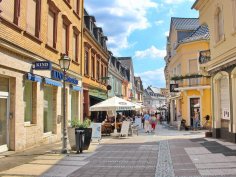 Die Fußgängerzone lädt zum Bummeln ein. Die Eltviller Fußgängerzone.