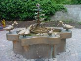 Der Entenbrunnen auf dem Entenplatz in Eltville. Ein Brunnen mit bronzenen Entenfiguren, auch genannt "Entenbrunnen" in Eltville.