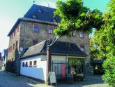 Den Mittelpunkt des Bechtermünzhofes bildet ein stattlicher Renaissancebau. Den Mittelpunkt des Bechtermünzhofes bildet ein stattlicher Renaissancebau.