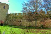 Am unteren Ende der Leergasse erhebt sich die Stadtmauer in ihrer vollen Höhe. Blick auf die erhaltene Stadtmauer am Sebastianturm.