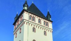 Der Stadtturm war ehemals Teil des Sülztores, das die Stadt nach Osten absicherte. Der Eltviller Stadtturm.