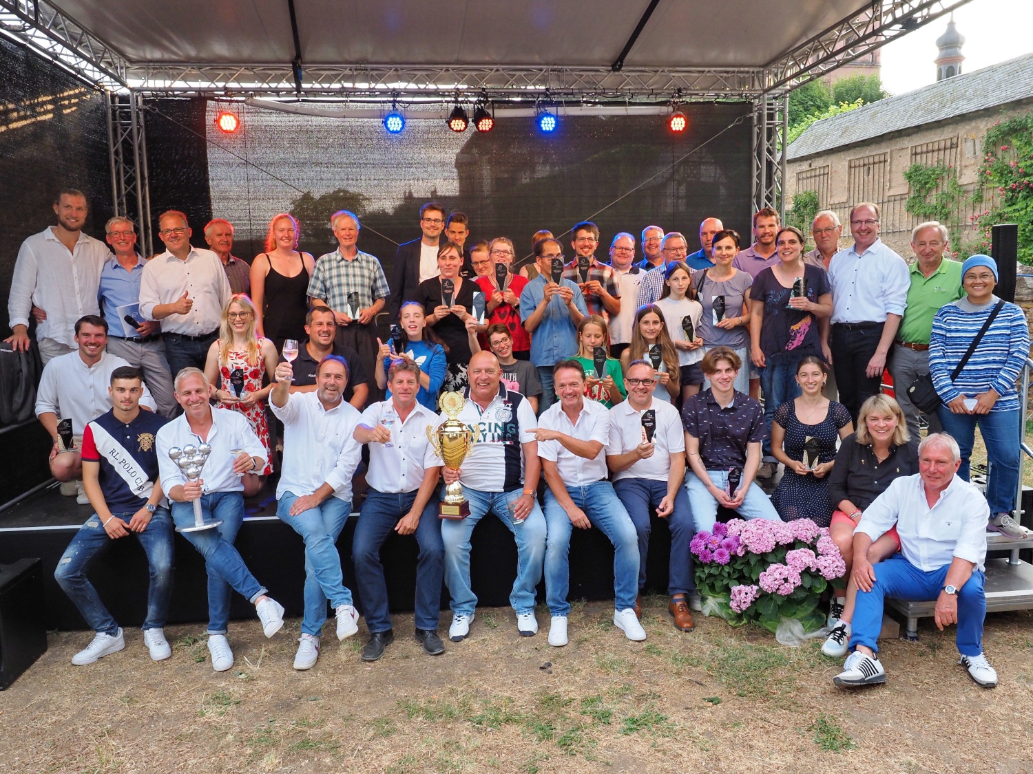 Gruppenfoto der Geehrten auf der Bühne