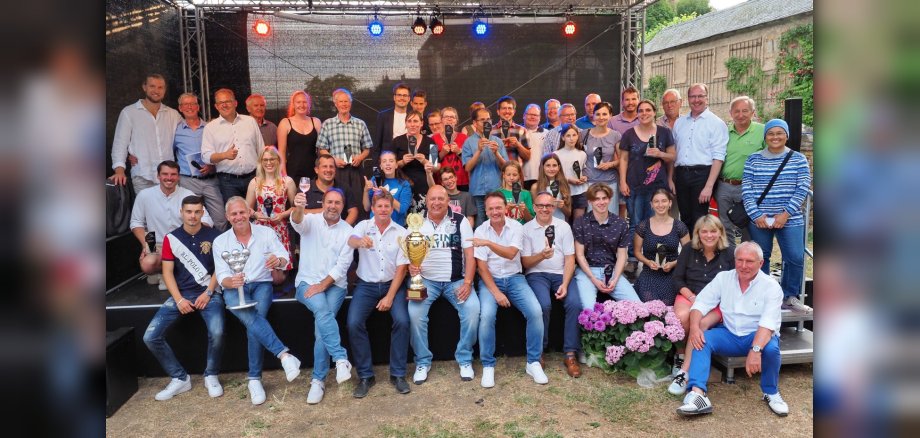Gruppenfoto der Geehrten auf der Bühne
