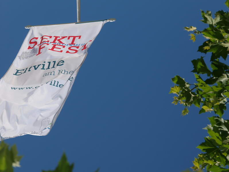 Das Sekt- und Biedermeierfest gehört seit vielen Jahren zu den beliebtesten Festen in Eltville. Die Flagge des Sektfestes ist gehisst.