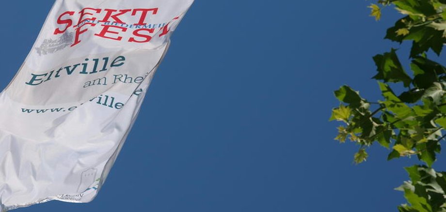 Die Flagge des Sektfestes ist gehisst.