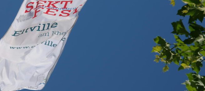 Die Flagge des Sektfestes ist gehisst.