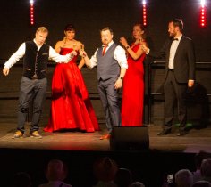Fünf Sängerinnen und Sänger und eine Pianistin auf einer Bühne