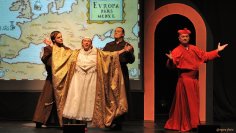 Im Sommer 2022 kommt das Gutenbergfestival nach Eltville. Vier Schauspieler auf einer Bühne bei der Aufführung des Gutenbergmusicals.