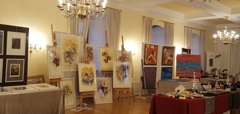 Kunstwerke wie Bilder sind in einem Saal in der Eltviller Burg ausgestellt.