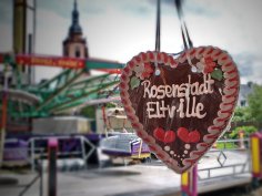 Wir lieben Eltville! Ein Lebkuchenherz mit der Aufschrift "Rosenstadt Eltville".