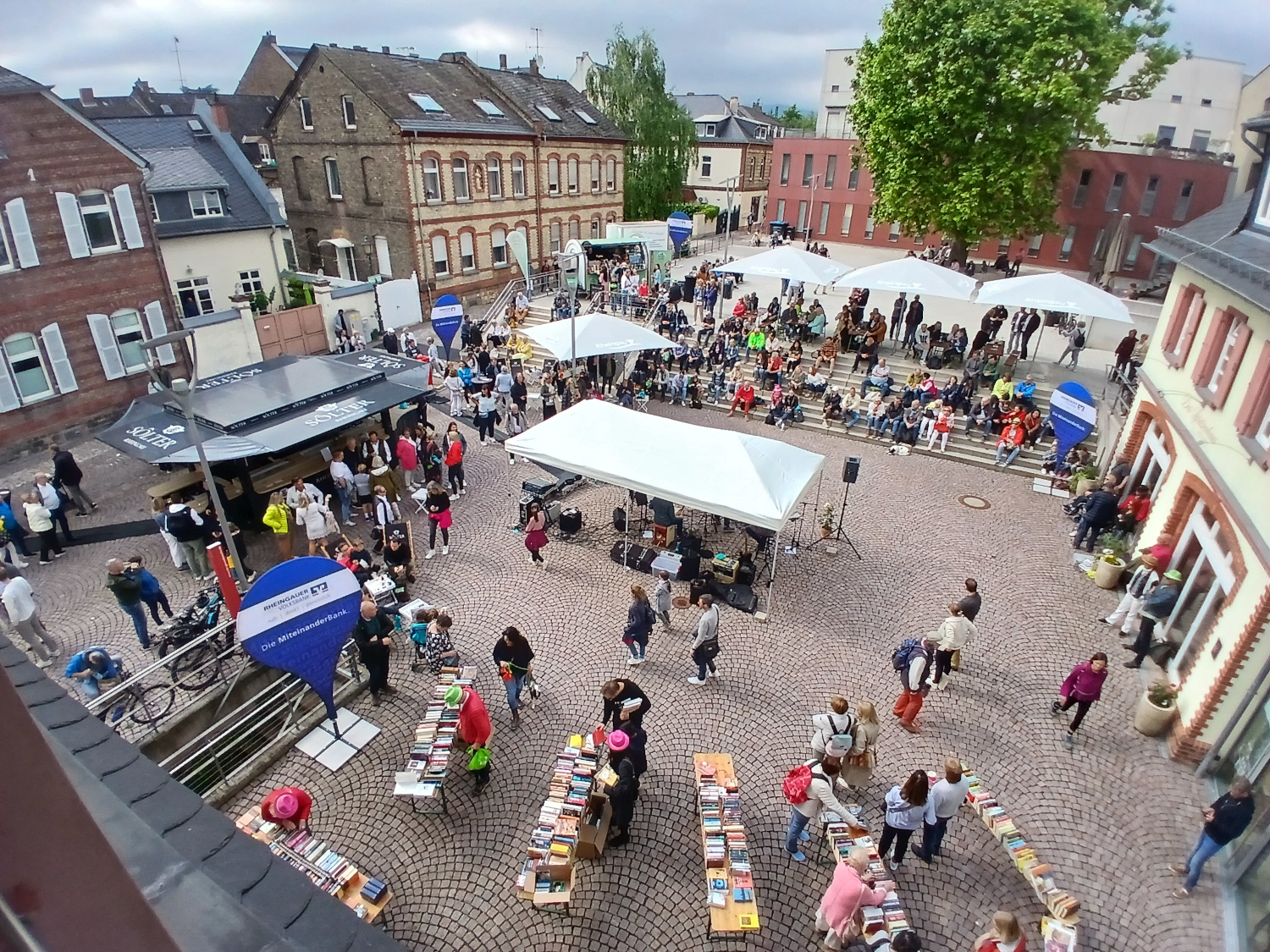 Blick von oben auf den Bücherflohmarkt auf dem Platz der Deutschen Einheit mit Live-Musik und Bühne