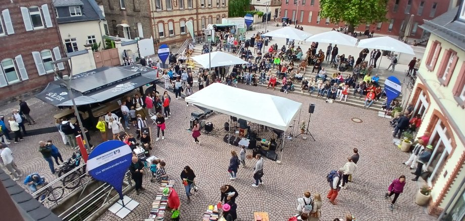 Blick von oben auf den Bücherflohmarkt auf dem Platz der Deutschen Einheit mit Live-Musik und Bühne