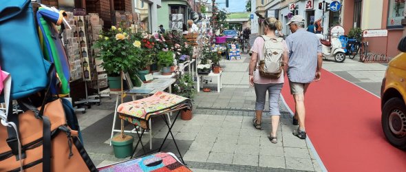Eine Fußgängerzone mit rotem Teppich, Auslagen der Geschäfte