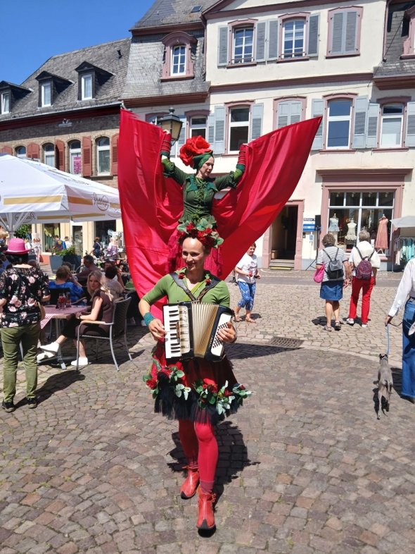 Das Eltviller Rosenpaar vor der Kurfürstlichen Burg