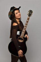 Erna Imamovic mit Gitarre