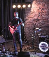 Sänger Mr. Bruce mit Gitarre auf Bühne