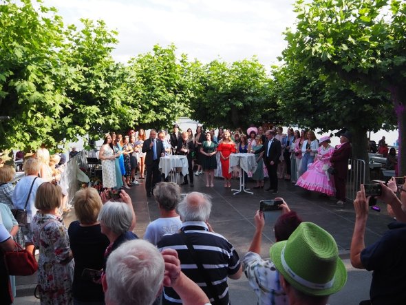 Eröffnung des Sektfestes auf der Bühne mit Bürgermeister und Weinmajestäten, drum herum steht Publikum