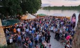 Menschenmenge feiert im Burgzwinger mit Blick auf den Rhein