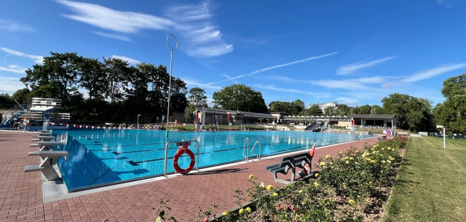 Blick auf das Becken im Eltviller Freibad