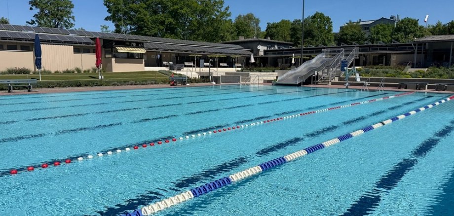 Wer möchte sich hier nicht abkühlen? Schwimmerbecken mit Rutsche im HIntergrund