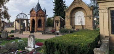 Blick auf die Grüfte auf dem Eltviller Friedhof