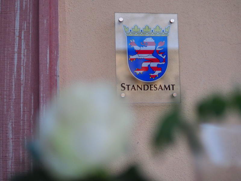 Unsere Standesbeamtinnen beraten Sie gerne! Schild des Standesamtes an der Kurfürstlichen Burg.