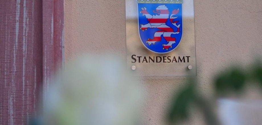 Schild des Standesamtes an der Kurfürstlichen Burg.