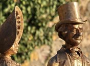 Nahaufnahme des Biedermeierpaares aus Bronze.