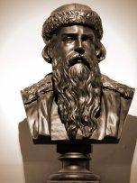 Bronzener Gutenbergkopf in der Burg.