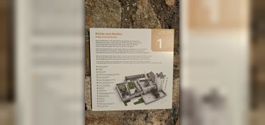 Ein Schild mit einem kurzen Einleitungstext zur Kurfürstlichen Burg auf deutsch und englisch mit einer Übersichtsskizze des Burggeländes