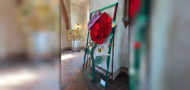 Eine gehäkelte große rote Rose