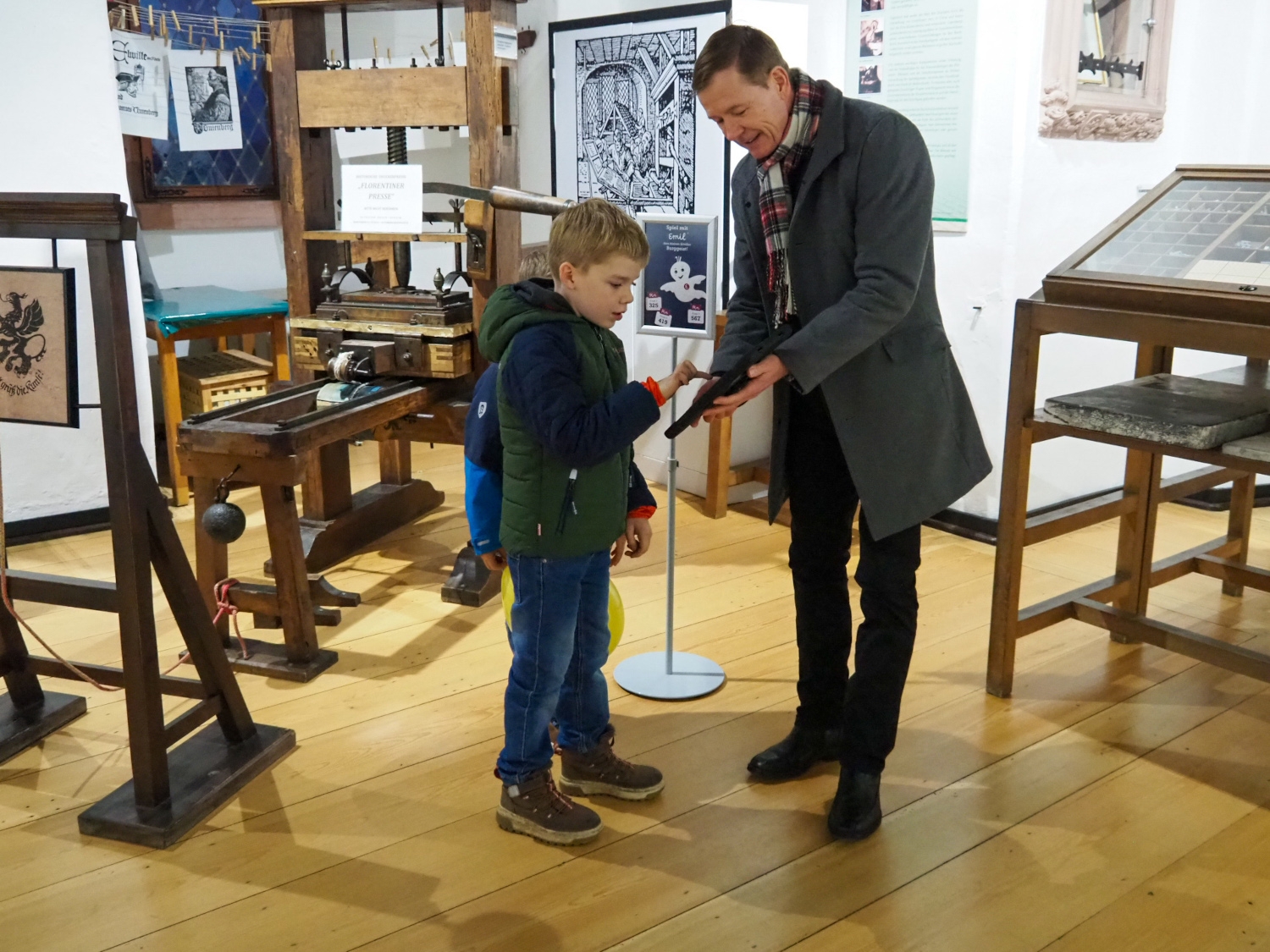 In der Gutenbergausstellung testen zwei Kinder das EMIL-Spiel auf dem Tablet