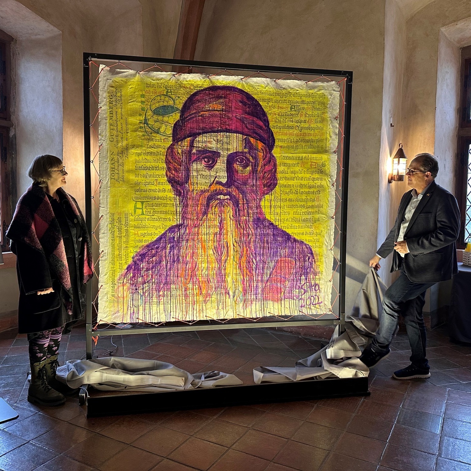 Künstlerin Sitta Derstroff und Bürgermeister Patrick Kunkel bei der Enthüllung des bunten Gutenbergkunstwerks