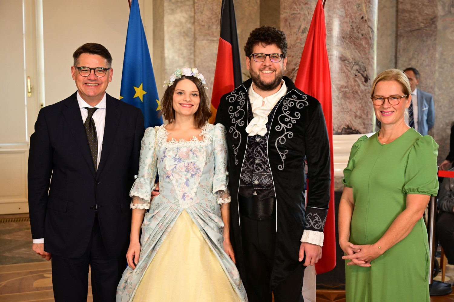 Ministerpräsident Boris Rhein mit seiner Frau Tanja Raab-Rhein und das Eltviller Rosenpaar Julia und Valentin; Julia Schmitt und Valentin Schmitt. 