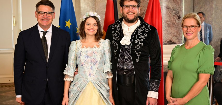 Ministerpräsident Boris Rhein mit seiner Frau Tanja Raab-Rhein und das Eltviller Rosenpaar Julia und Valentin; Julia Schmitt und Valentin Schmitt. 