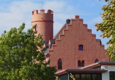 Zwei auf einen Streich: Die Kurfürstliche Burg Eltville und die Burg Crass liegen direkt nebeneinander am Rhein. Die Kurfürstliche Burg Eltville und die Burg Crass liegen direkt nebeneinander am Rhein.