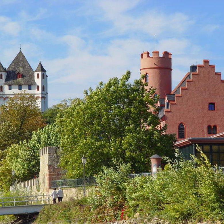 Die Kurfürstliche Burg Eltville und die Burg Crass liegen direkt nebeneinander am Rhein.