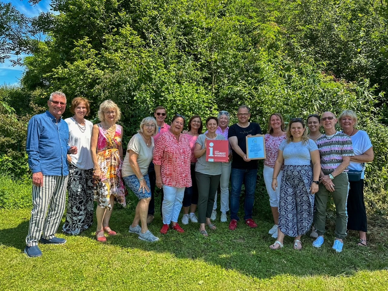 Gruppenfoto des Teams mit Bürgermeister und den Auszeichnungen