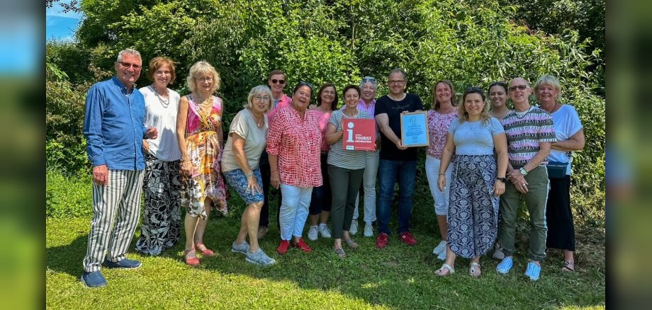 Gruppenfoto des Teams mit Bürgermeister und den Auszeichnungen