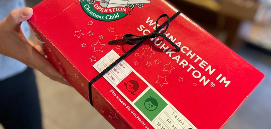Roter Geschenkekarton wird übergeben
